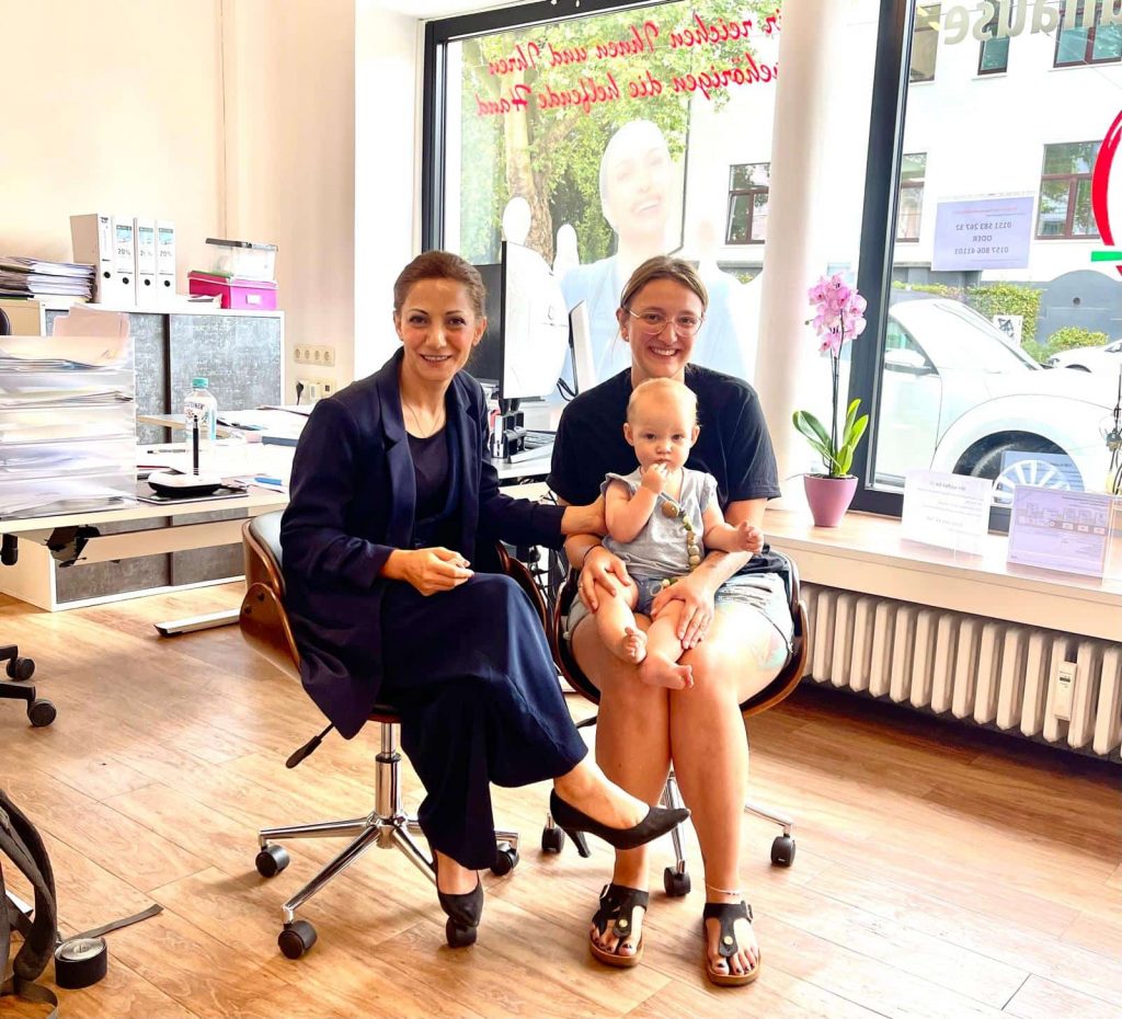 Zufriedene Angehörige mit Nachwuchs