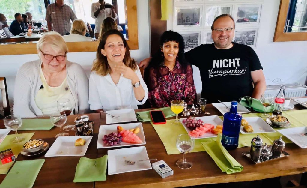 Gute Stimmung bei einem Essen - Geschätsführung IZ Intensivpflege Zuhause GmbH