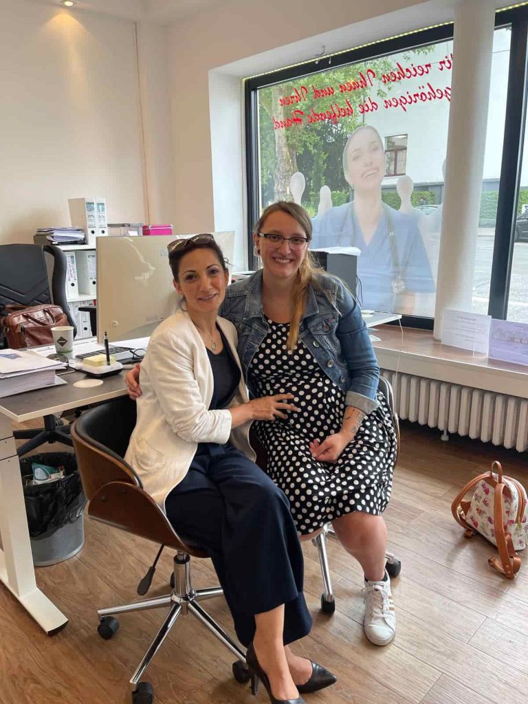 Zufriedene Angehörige neben der Geschäftsführung IZ Intensivpflege Zuhause GmbH