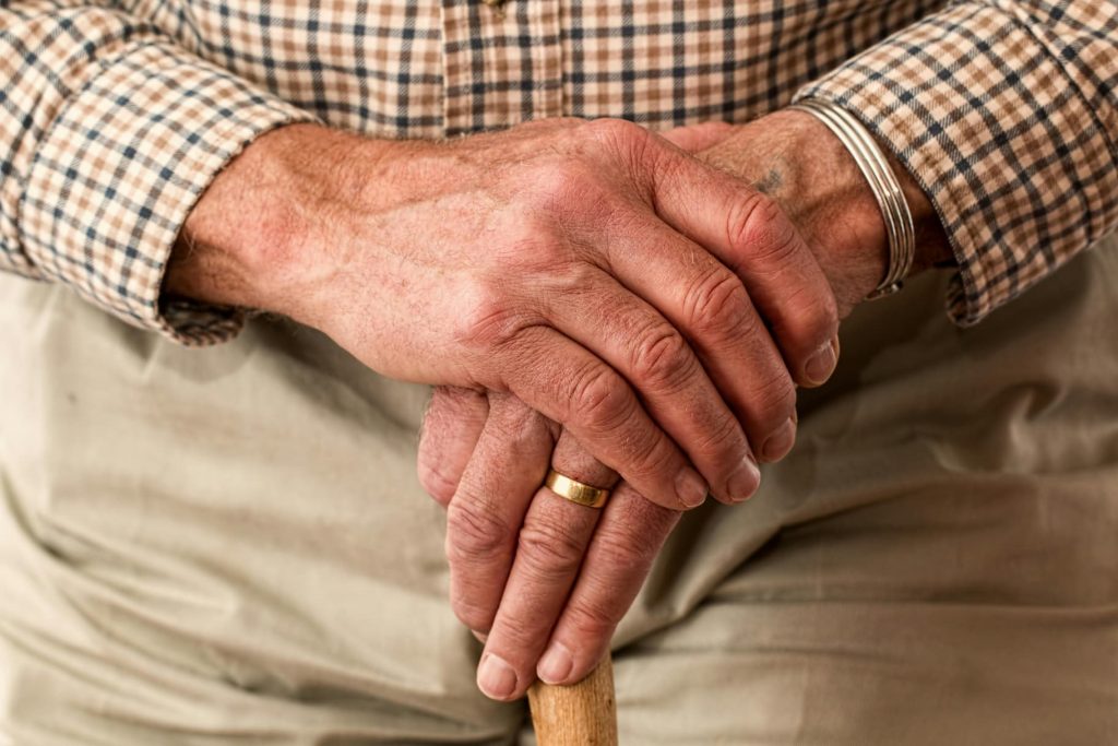 Pflegekraft hilft Senior - Körperpflege zu Hause – ambulante Pflege mülheim durch IZ Intensivpflege